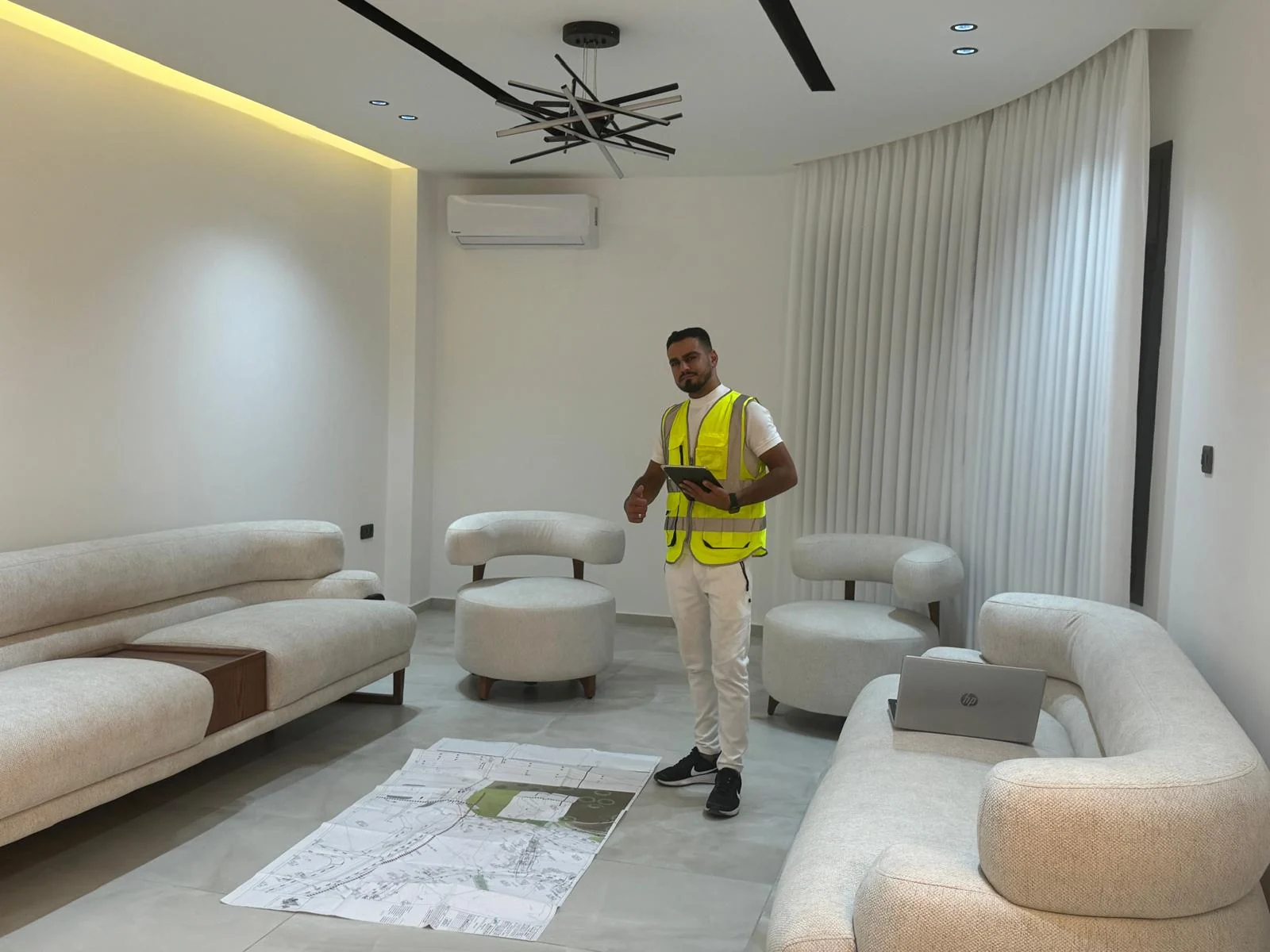 المهندس ورجل الأعمال محمد شريم داخل مشروع تصميم داخلي مع مخططات تنفيذية في Bluetix Engineering
