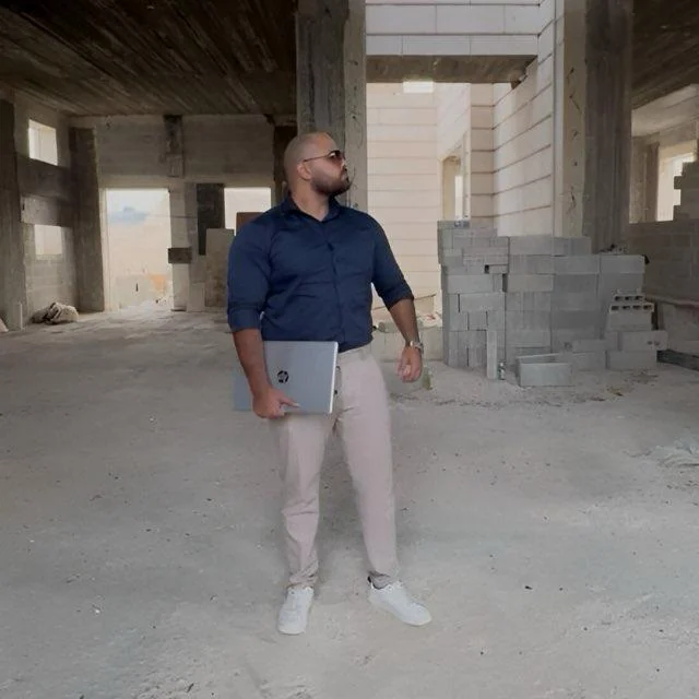 المهندس ورجل الأعمال رأفت يغمور في موقع إنشائي ضمن أعمال الإشراف والتنفيذ